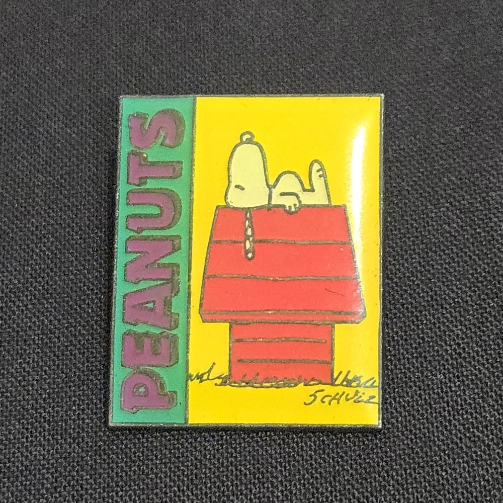 Vintage Peanuts Enamel Pin - Snoopy On Dogbouse